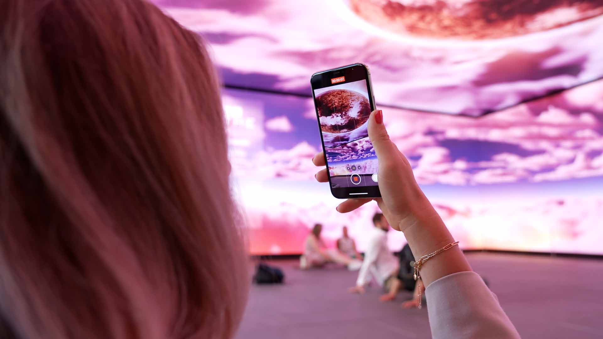 Visitor recording immersive screen display on smart phone